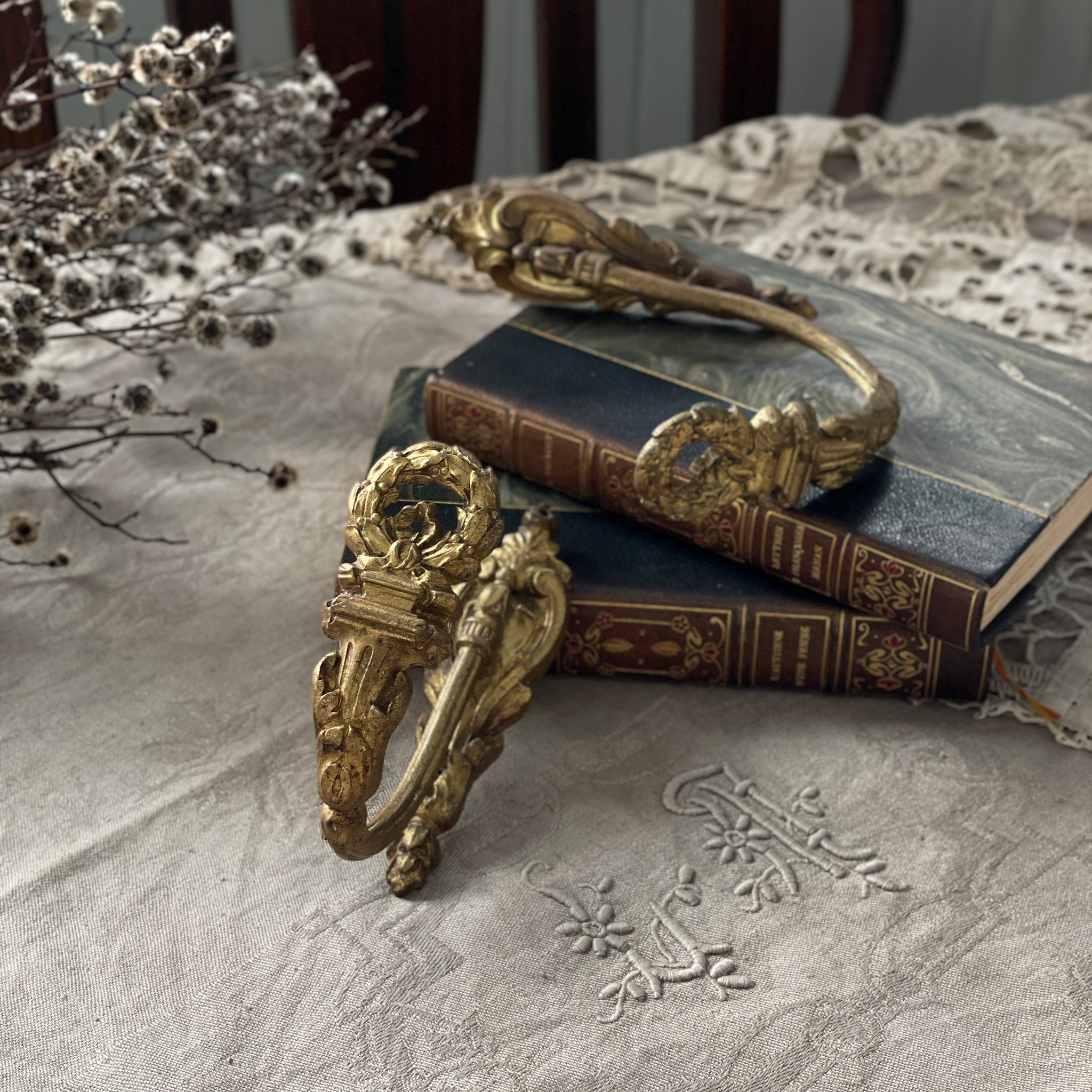 リース模様の真鍮ペアカーテンホルダー（16x12cm） フランス