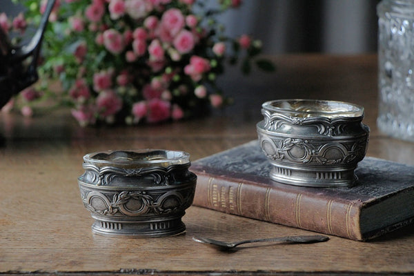 シルバープレートペア塩胡椒入れ（横幅6.5cm）スプーン付き フランス