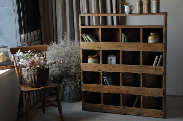 店舗什器としても活躍してくれそうなシェルフ（棚） イギリス