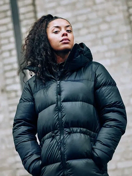 Пуховик зимний женский Helly Hansen W Essence Down Parka 53817-990