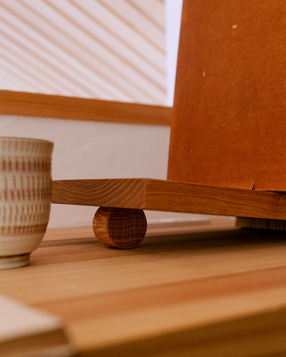 HIDAのブックスタンド | cocochi ｜ 家具と服と暮らしの店｜静岡県袋井市