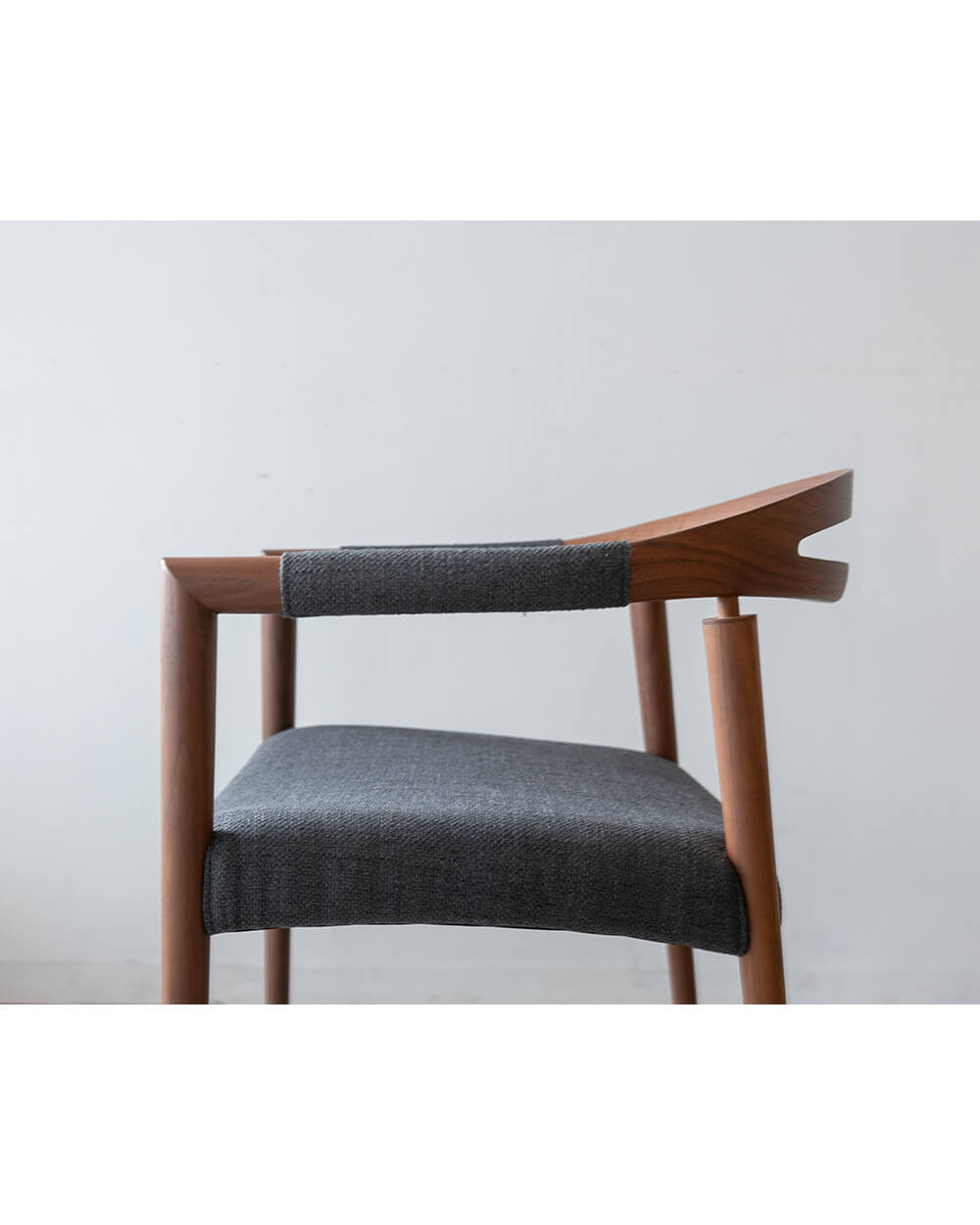 現品SALE］日進木工 アームチェア ウォールナット材 / ウレタン塗装