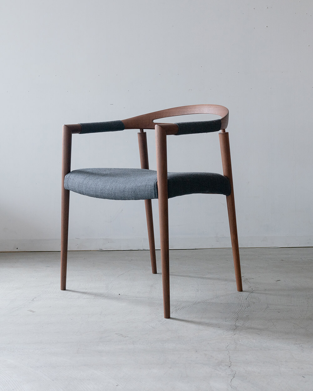 現品SALE］日進木工 アームチェア ウォールナット材 / ウレタン塗装