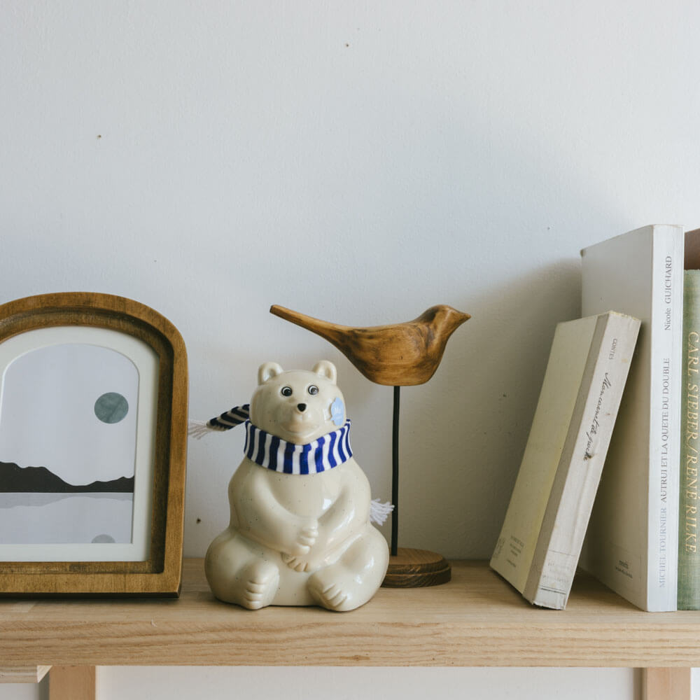 2025年限定】しろくま貯金箱 ブルーボーダーマフラー | cocochi