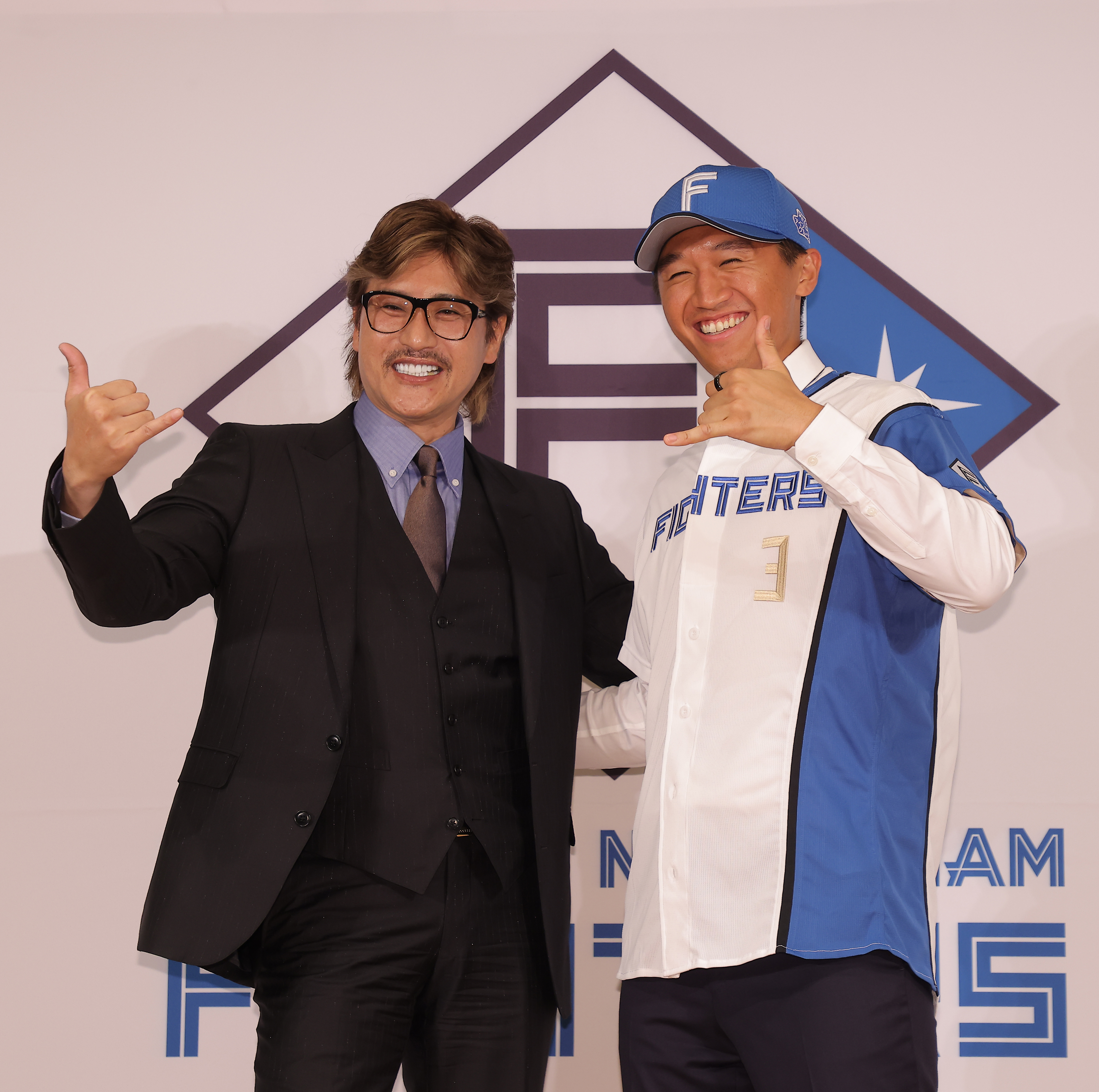 加藤豪将、笑顔の日本ハム入団会見「JRにも乗ったことのない外国人