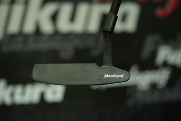 マスダゴルフとフジクラのコラボが実現 JGFで“漆黒”パターを発表