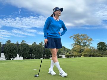 渋野日向子が自身初の“80年代”スタイルで登場！ 珍しいバイザー姿にも