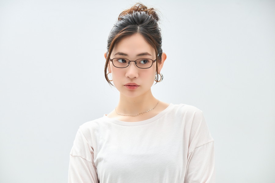 日常使いに最適なXSサイズのスクエア型（ZY252013-43F1）｜メガネの