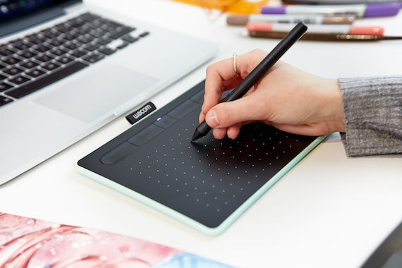 コンパクトなペンタブレット「Wacom Intuos® Mediumベーシック」が11月