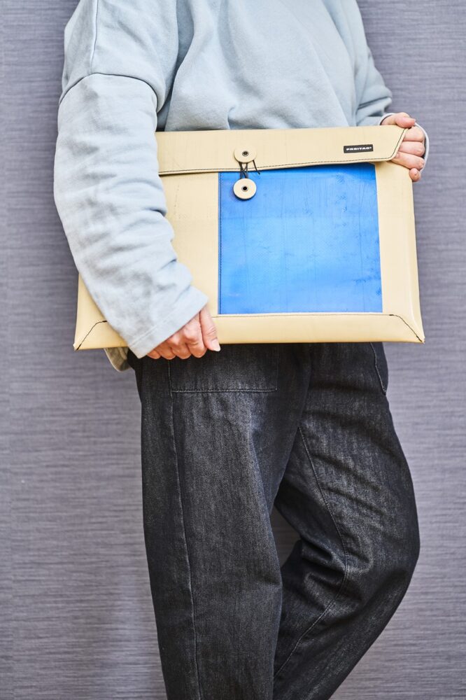 これがトラックの幌だなんて気が付く？ 「FREITAG」のPCケースは