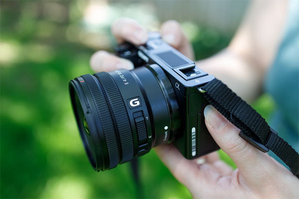 ソニー「E PZ 10-20mm F4 G」は動画志向のレンズでOSS非搭載は奇妙に