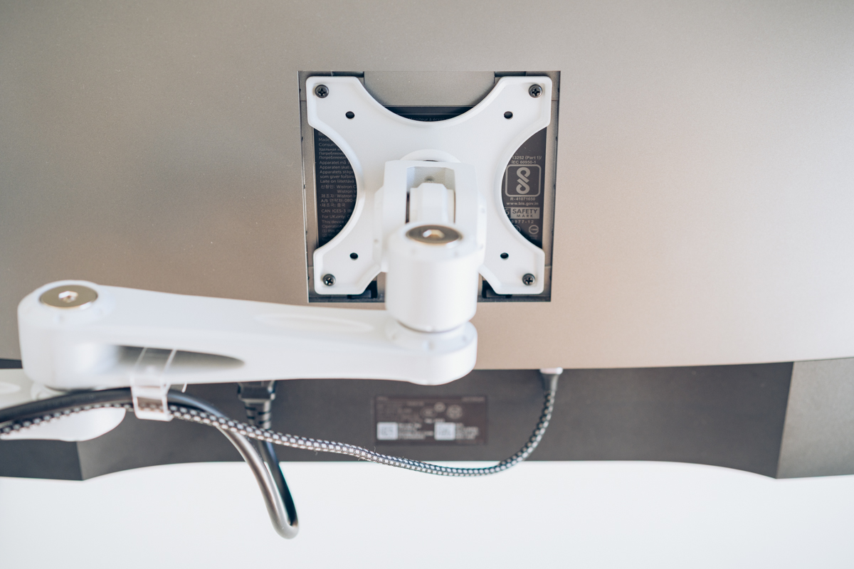 LINDY モニターアームレビュー！PCデスク周りが省スペースに整う多機能