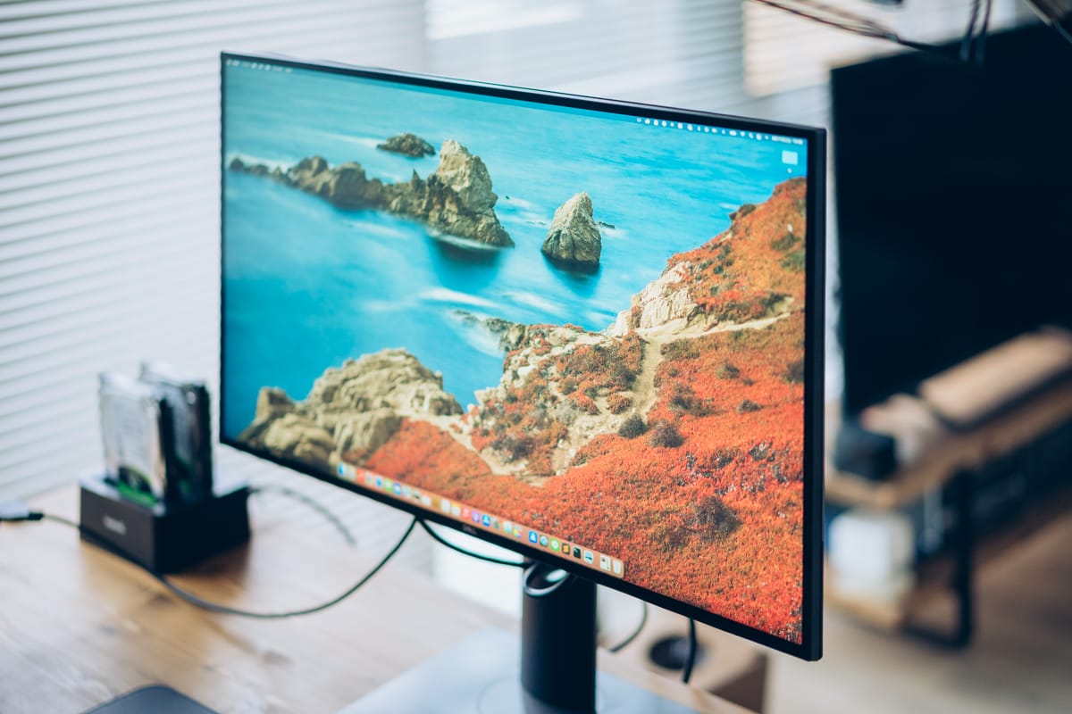 4辺フレームレスのミニマル4K27インチモニター！DELL U2720QMレビュー