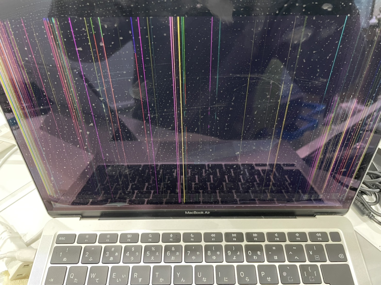 MacBookAirの画面修理。割れてしまったApple製品の画面の修理。 | 武蔵