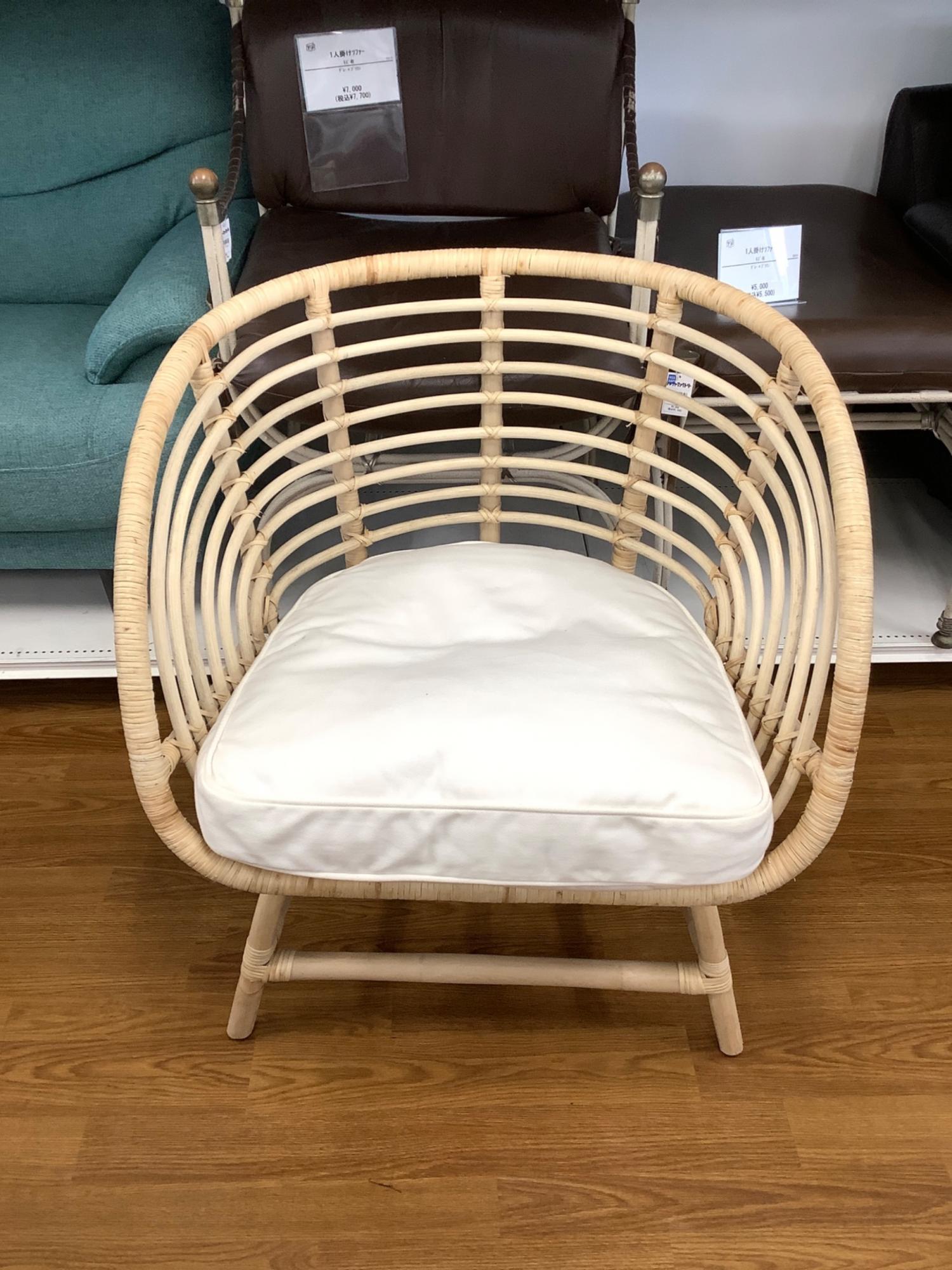 イケアラタン製オープンワークチェア ホワイトクッション付き