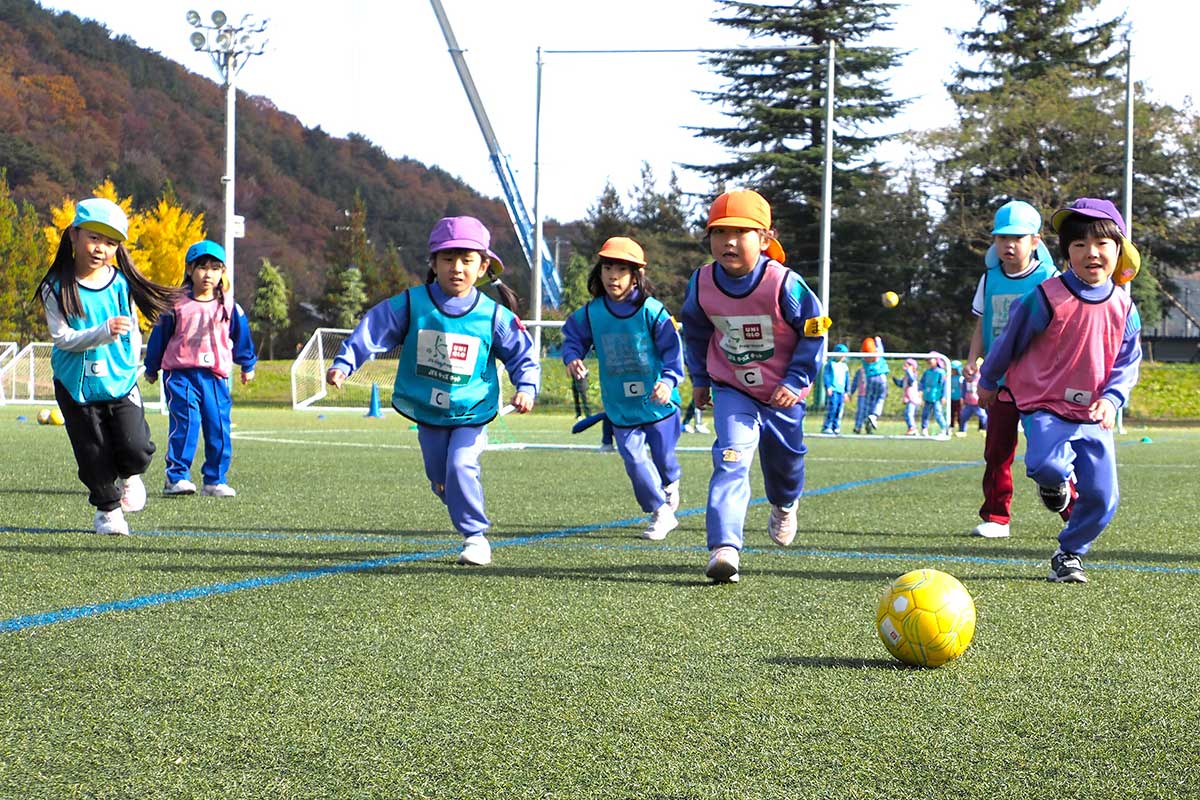 友達づくり楽しく！サッカー遊びで交流 釜石で初の試み、4つのこども園