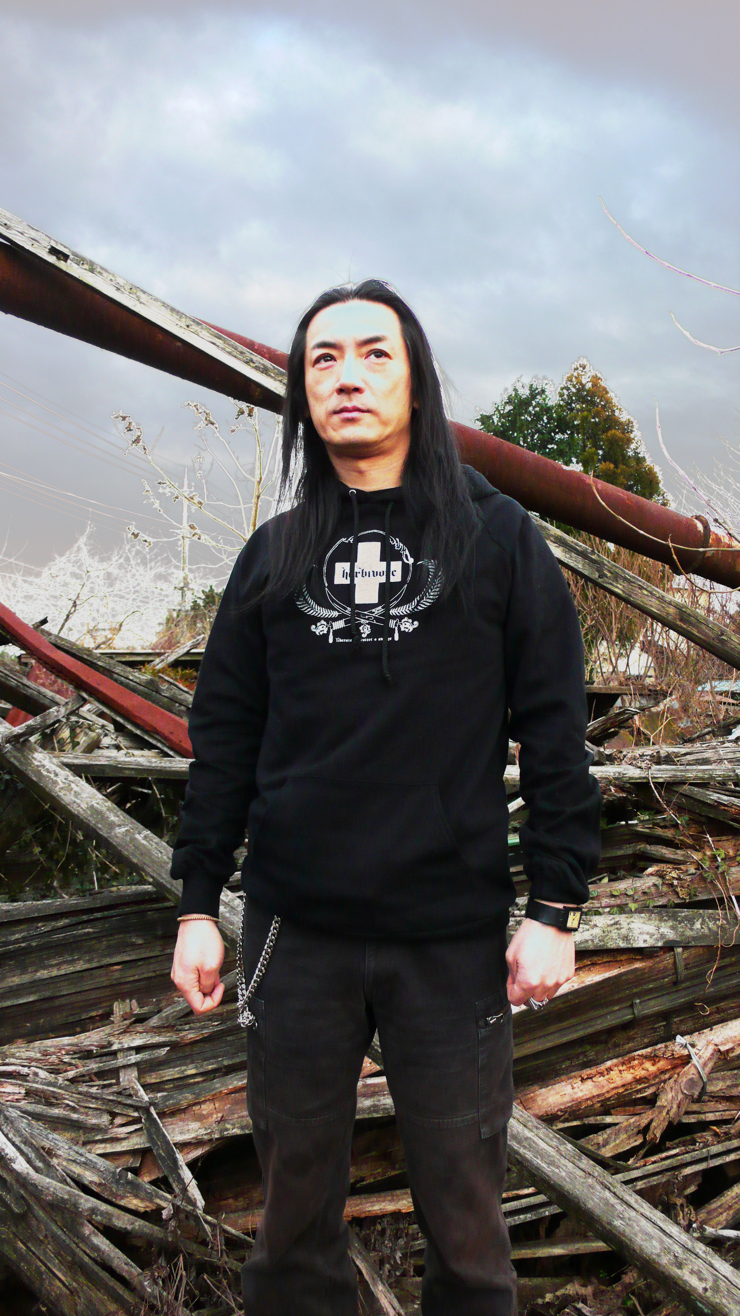 衝撃。ノイズの帝王MERZBOWが渋谷の街頭ビジョンに降臨。渋谷の喧騒に