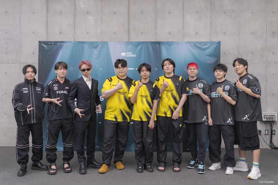 GON、スーツ姿で記者会見に登場し、会場をざわつかせる「寝坊の