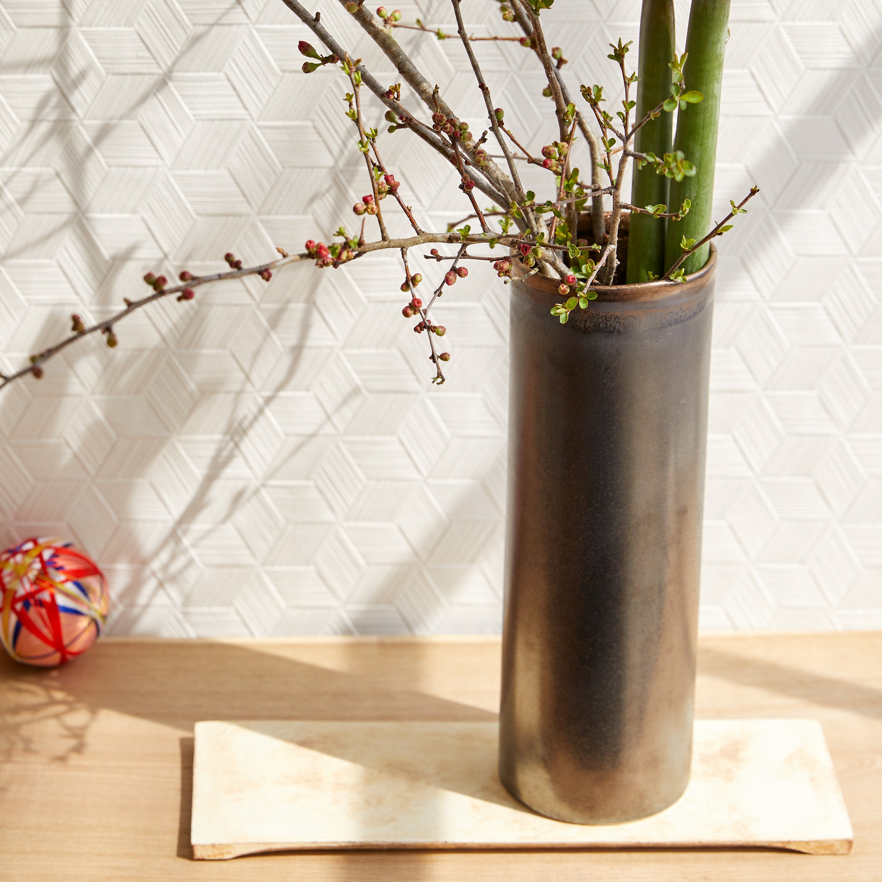 枝ものをシンプルに飾れるメタリックな花瓶【Lava - ラーヴァ】和室に