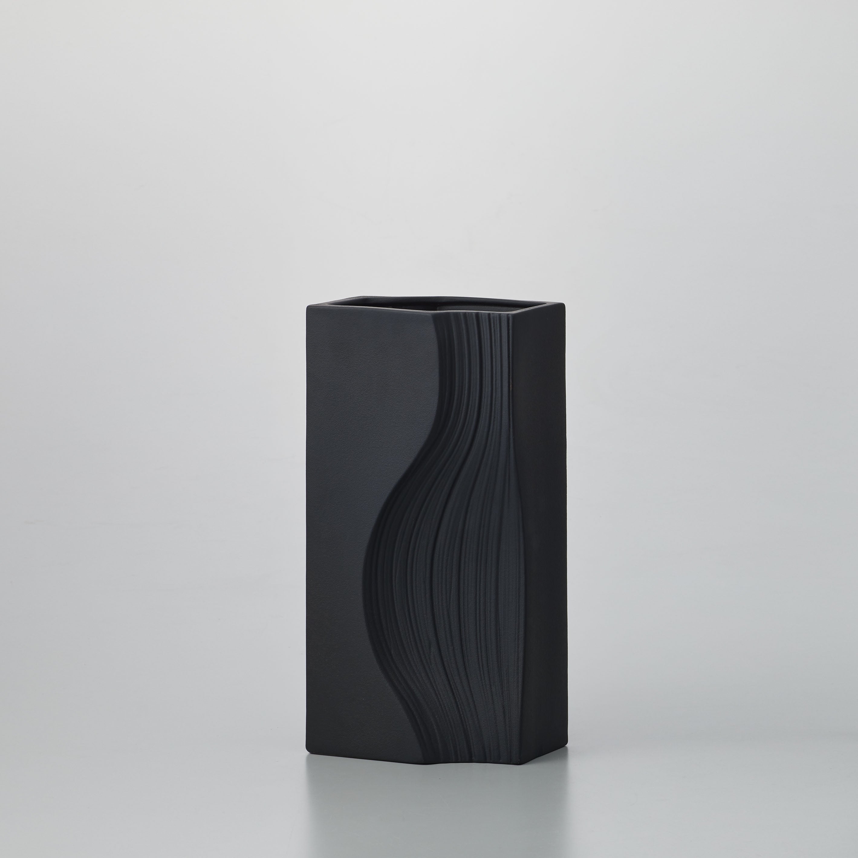 流線模様の印影が美しい、彫刻のような花瓶【Phantasma - ファンタズマ】