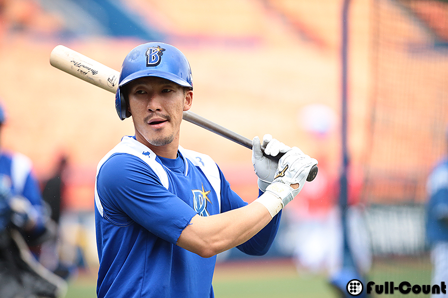 DeNA梶谷が超珍プレー!? 大飛球を好捕も…グラウンドから消える