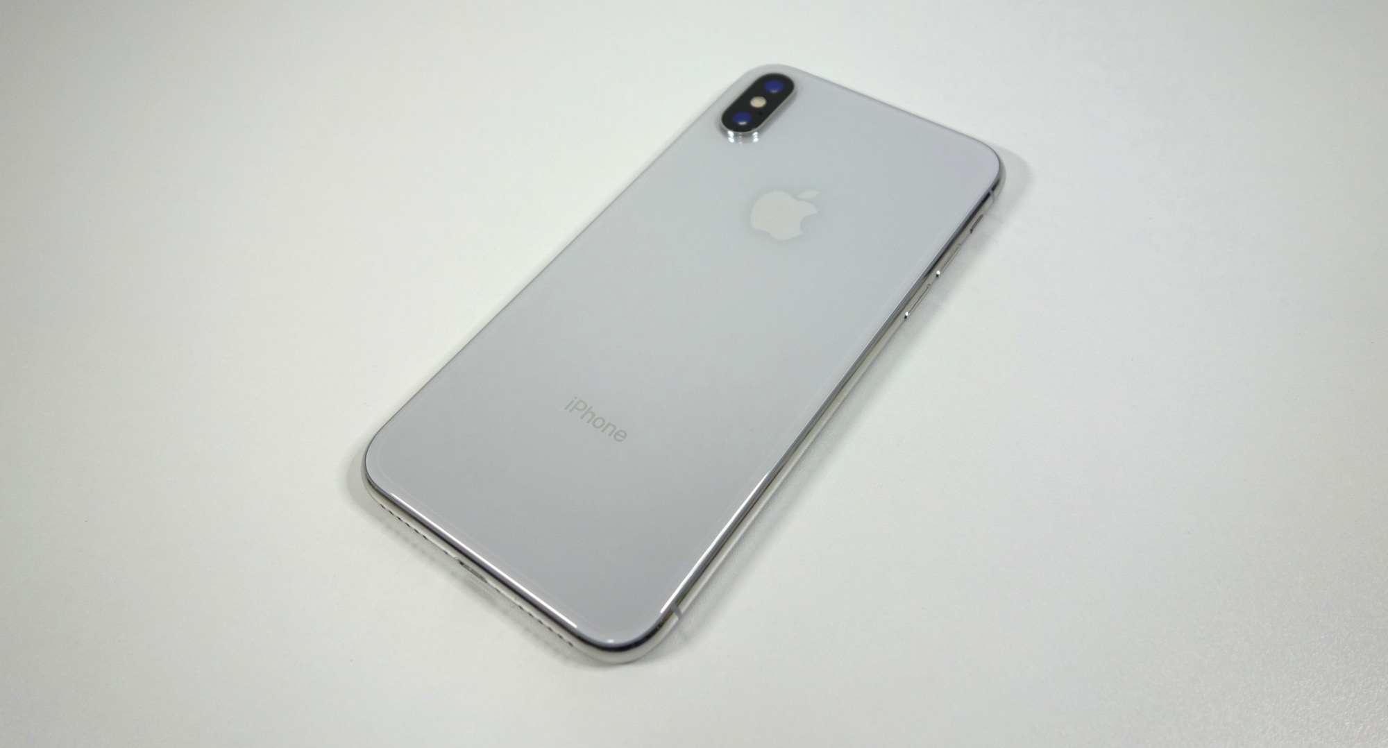 iPhone Xシルバー外観レビュー、iPhone 8と比較して金属部分が光沢質感