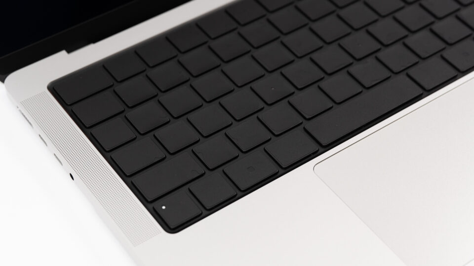 新型MacBook Proと相性抜群。新「ブラックアウトステッカー」レビュー