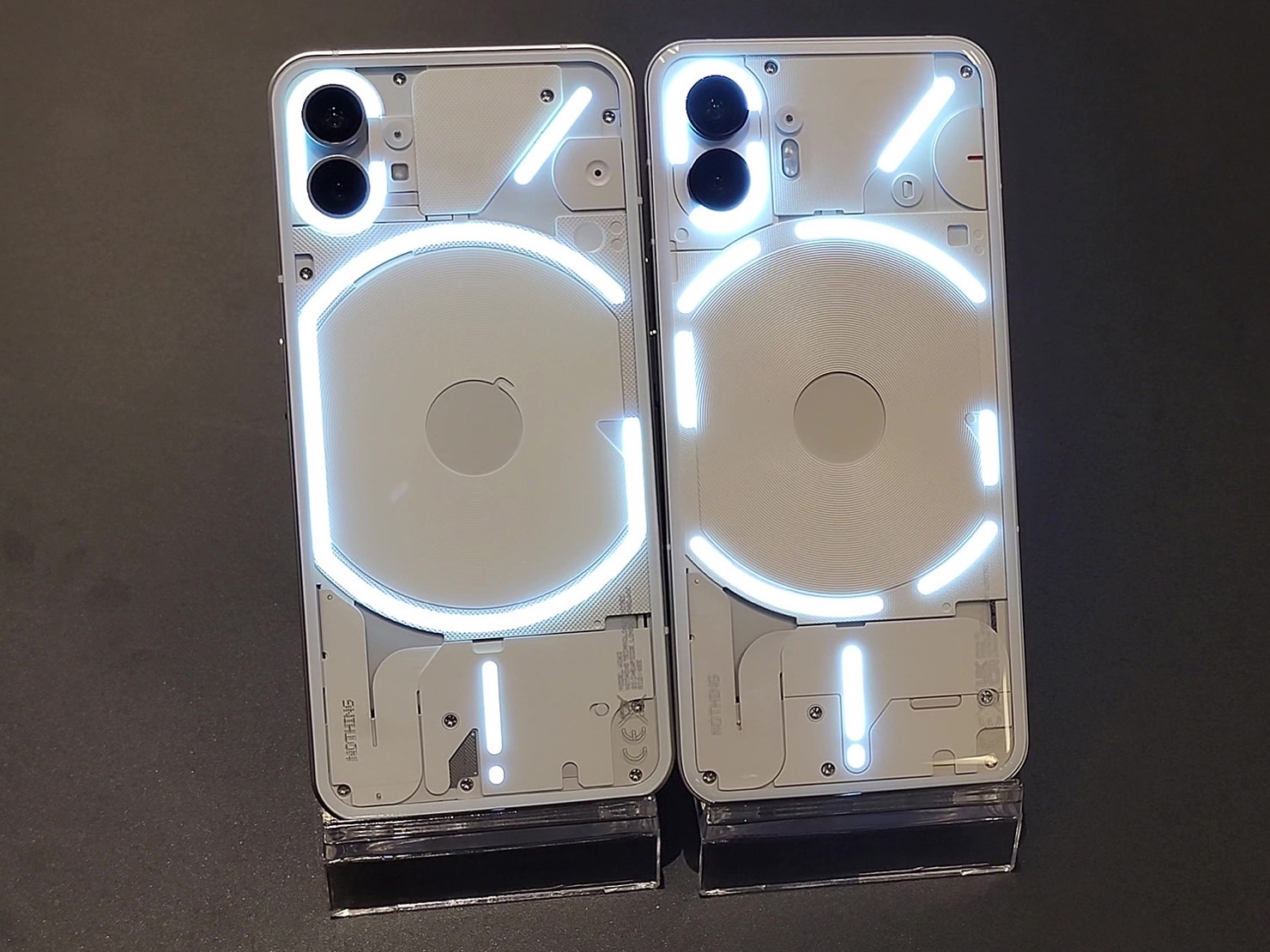 Nothing Phone (2)とNothing Phone (1)の違いをチラ見：山根康宏の