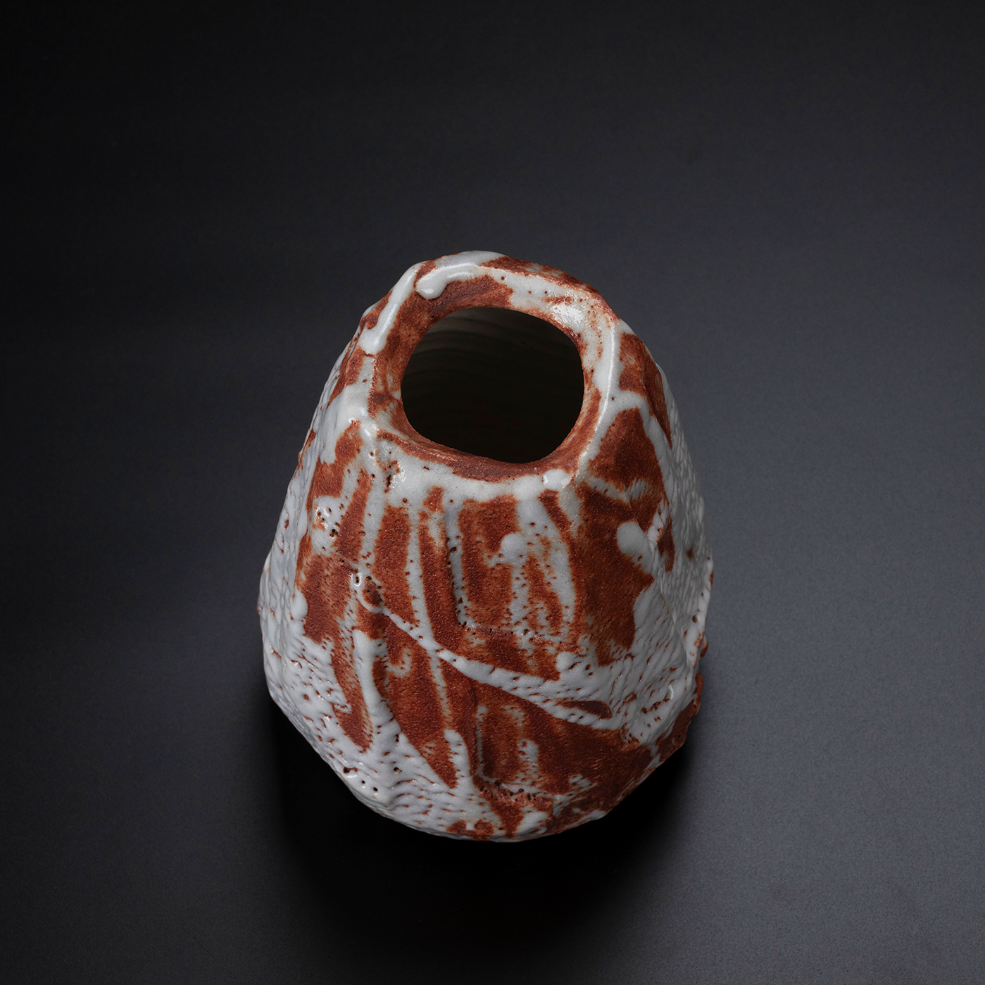 志野花入｜侘び寂びが息づく日本の伝統工芸品