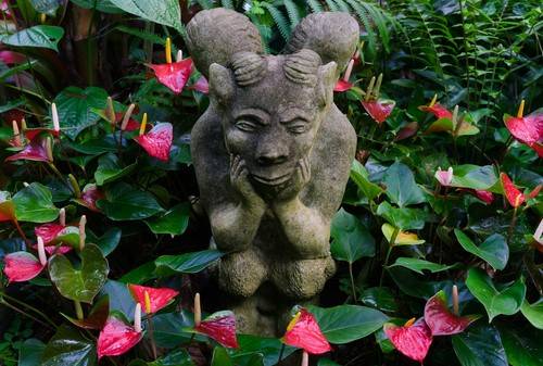 小さな庭でも出来る！ガーゴイルのオーナメントでおしゃれな