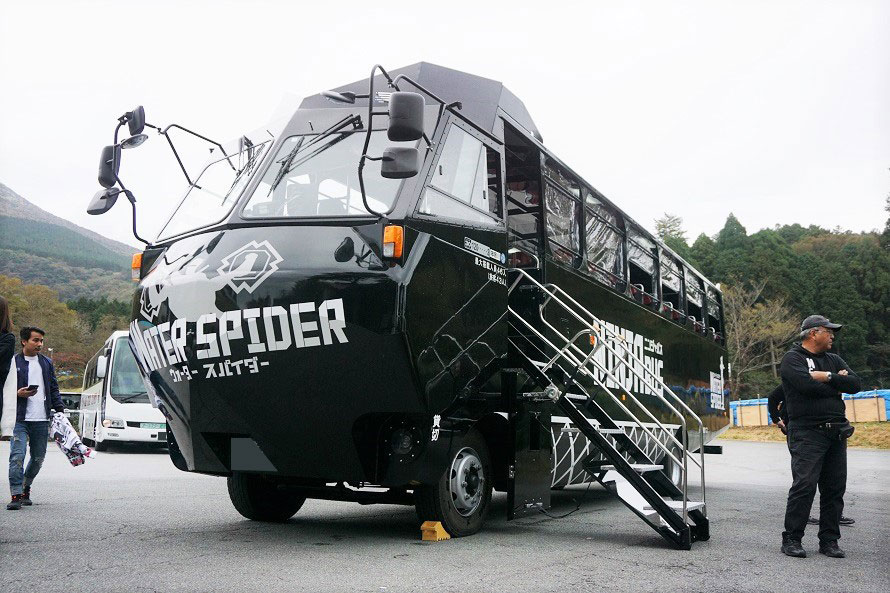 箱根の新スポット！ 迫力のダイブが魅力的な水陸両用型バス「NINJABUS