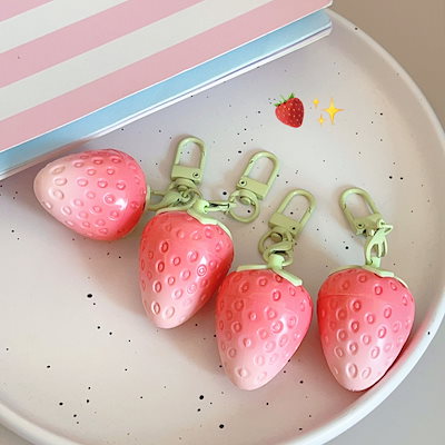 Qoo10] 可愛い いちご リップクリーム 保湿 コ : ポイントメイク