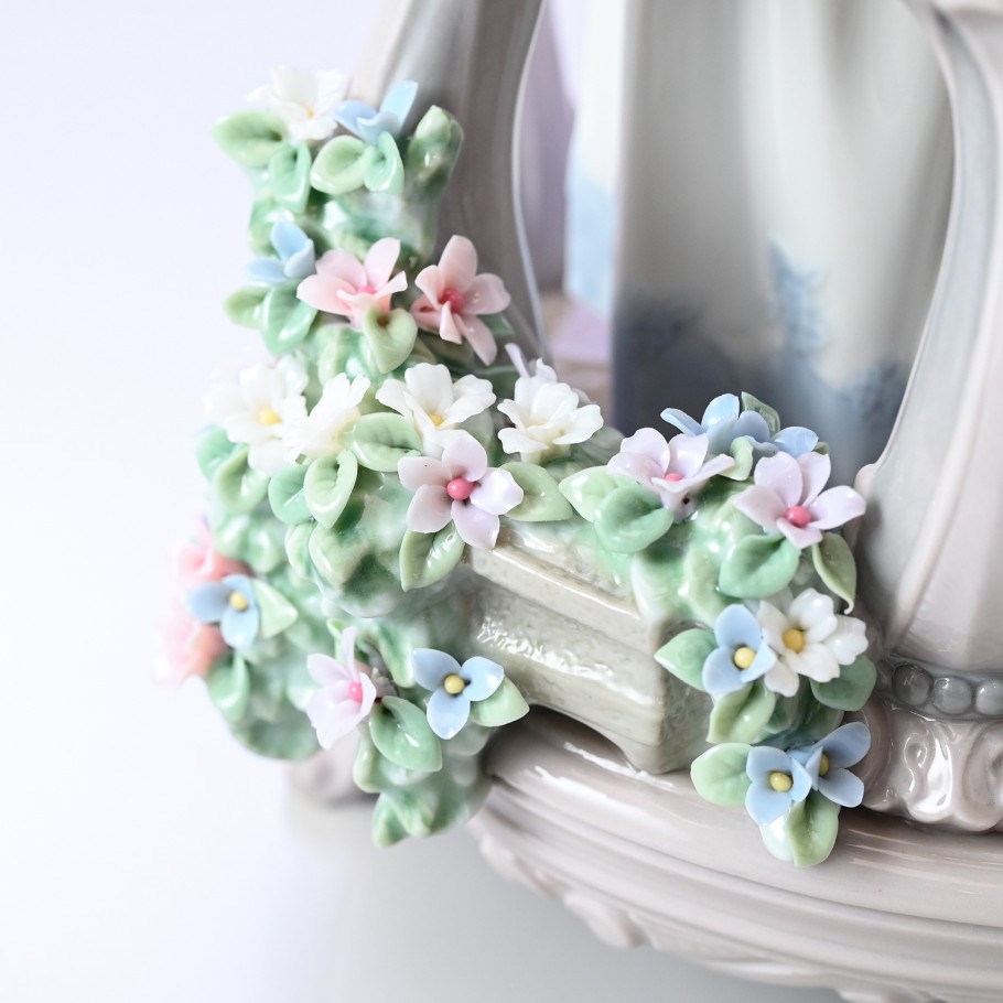 リヤドロ バルコニーの朝 フィギュア 人形 女性 女の子 花 LLADRO