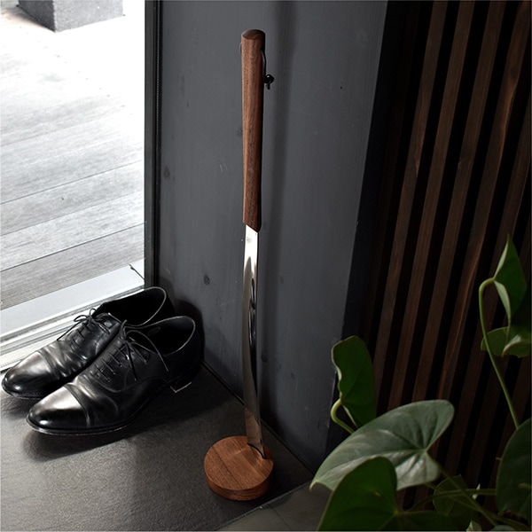 Titanium Shoehorn」耐久性の高いチタン素材と木を組み合わせた