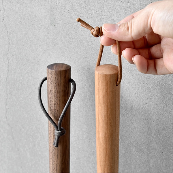 Titanium Shoehorn」耐久性の高いチタン素材と木を組み合わせた