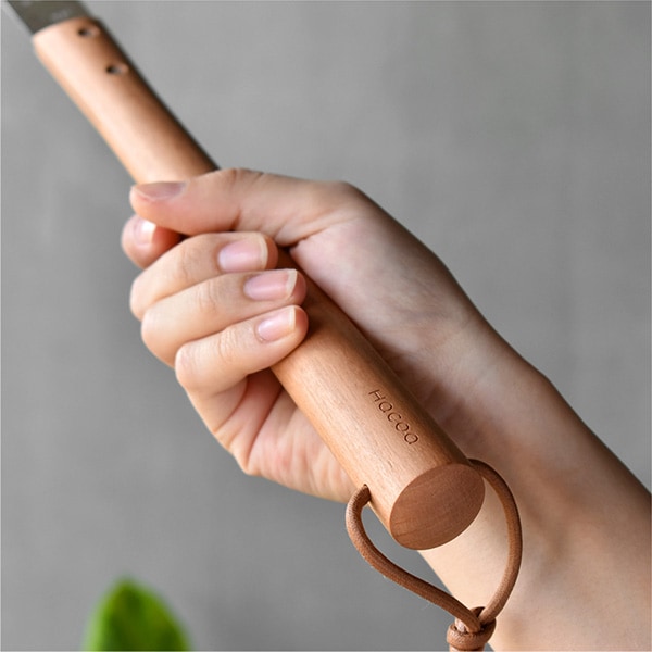 Titanium Shoehorn」耐久性の高いチタン素材と木を組み合わせた