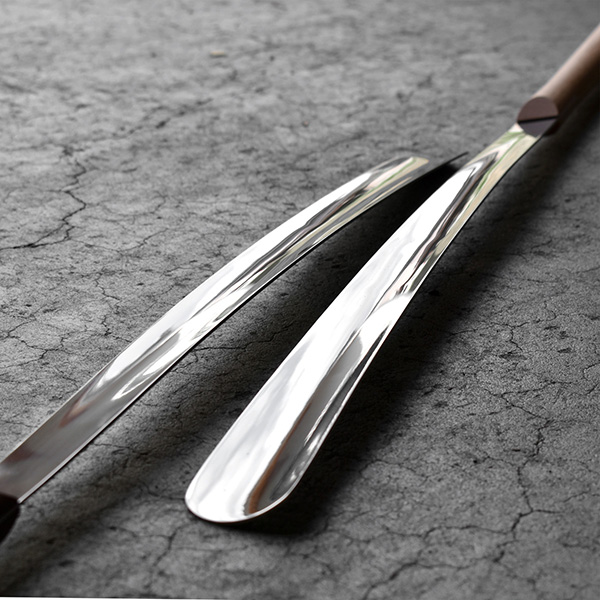 Titanium Shoehorn」耐久性の高いチタン素材と木を組み合わせた