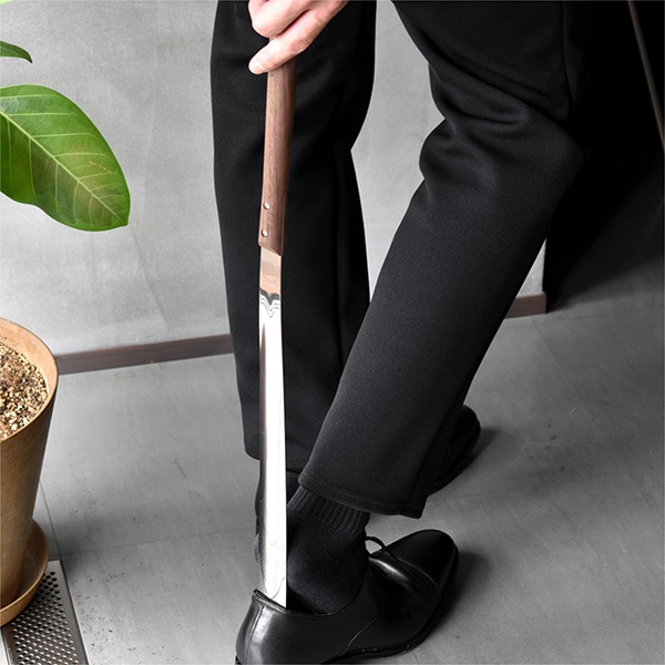 Titanium Shoehorn」耐久性の高いチタン素材と木を組み合わせた