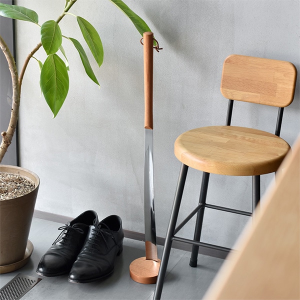 Titanium Shoehorn」耐久性の高いチタン素材と木を組み合わせた