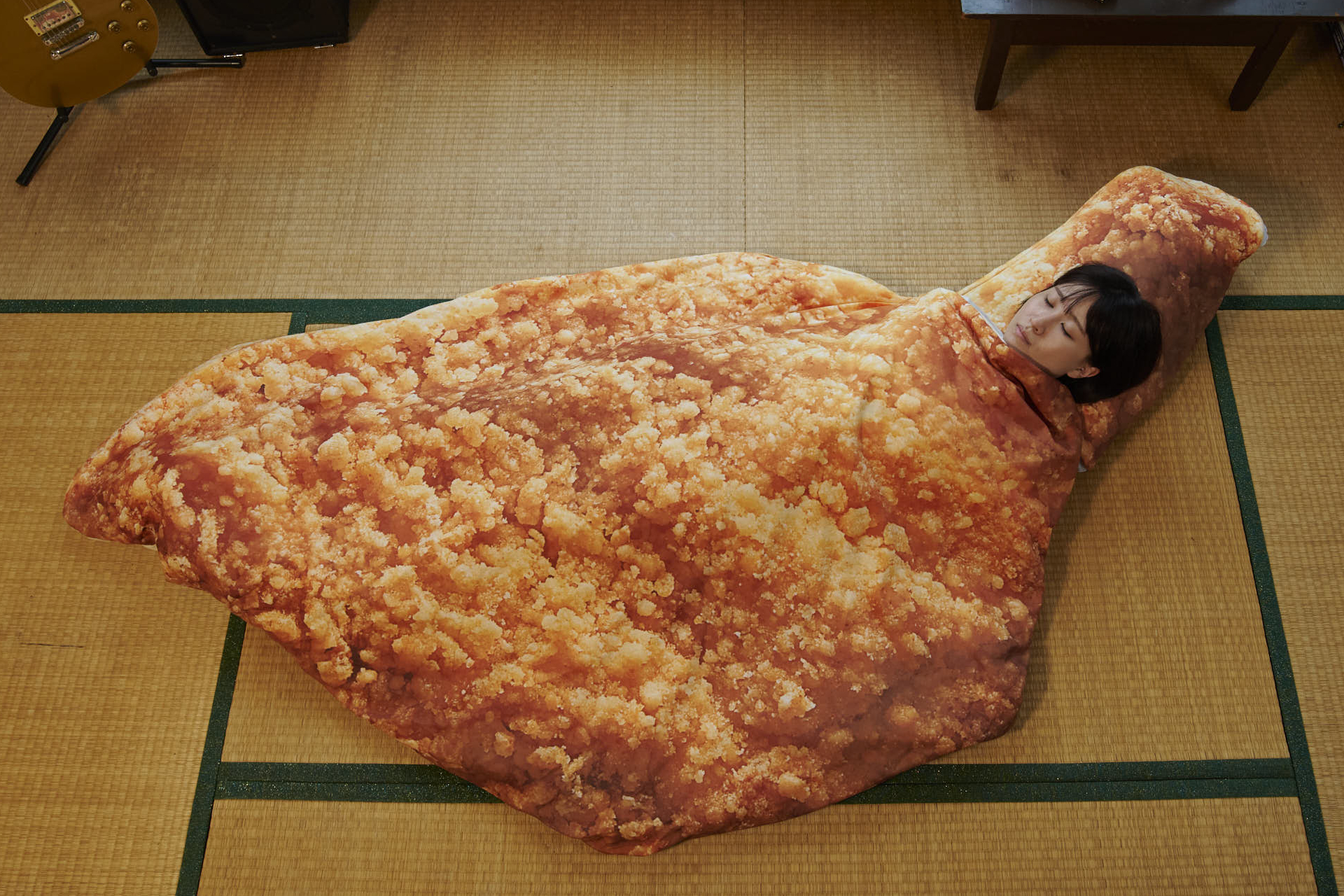 モスバーガー「巨大モスチキン寝袋」プレゼントキャンペーン。骨がここ