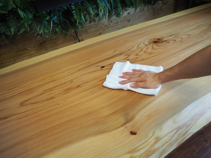蜜蝋ワックス】無垢材に自然な風合いでコーティング。PCデスク天板を