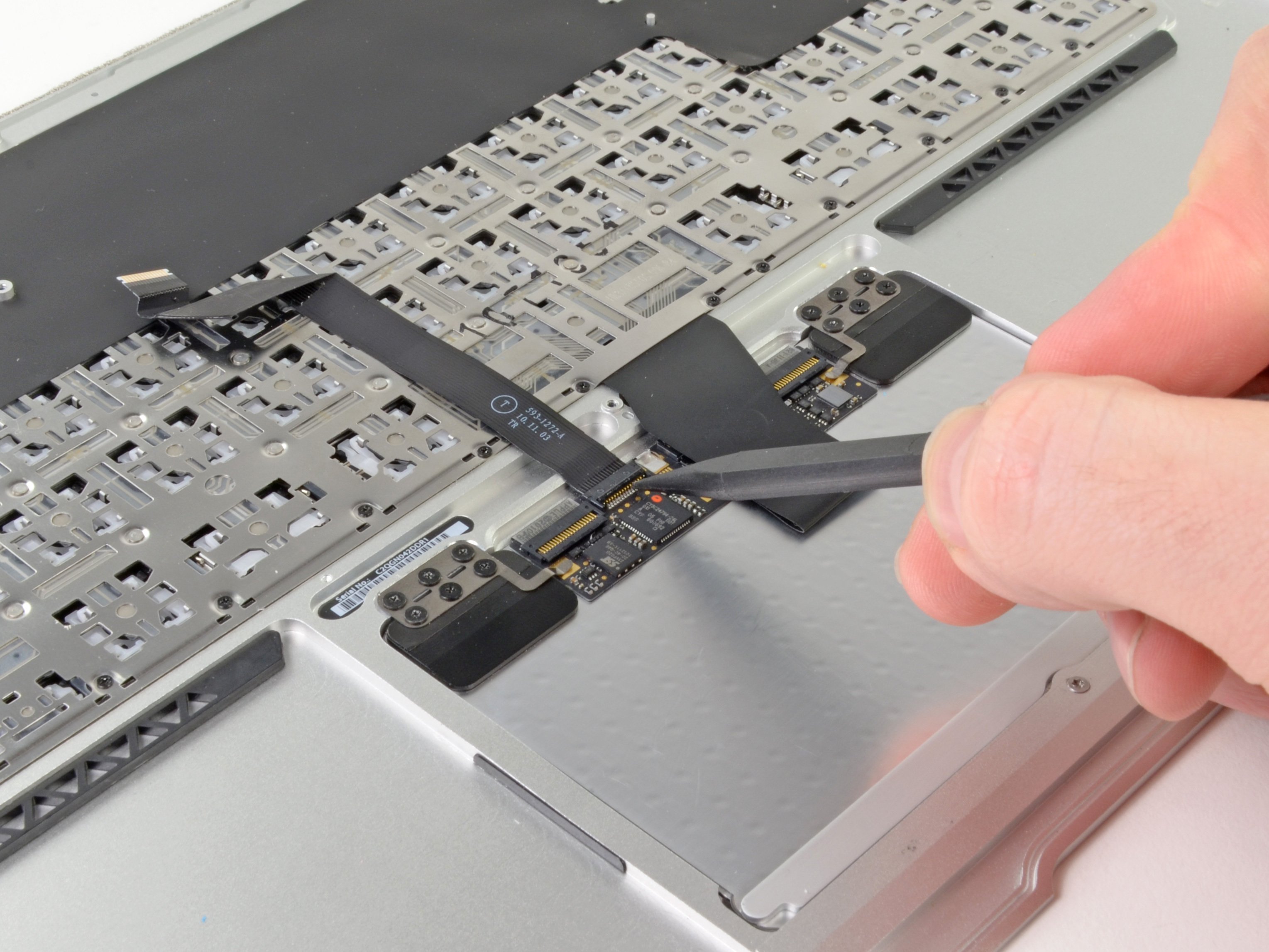 MacBook Air 13インチ Mid 2012 上部ケースの交換 - iFixit 修理ガイド