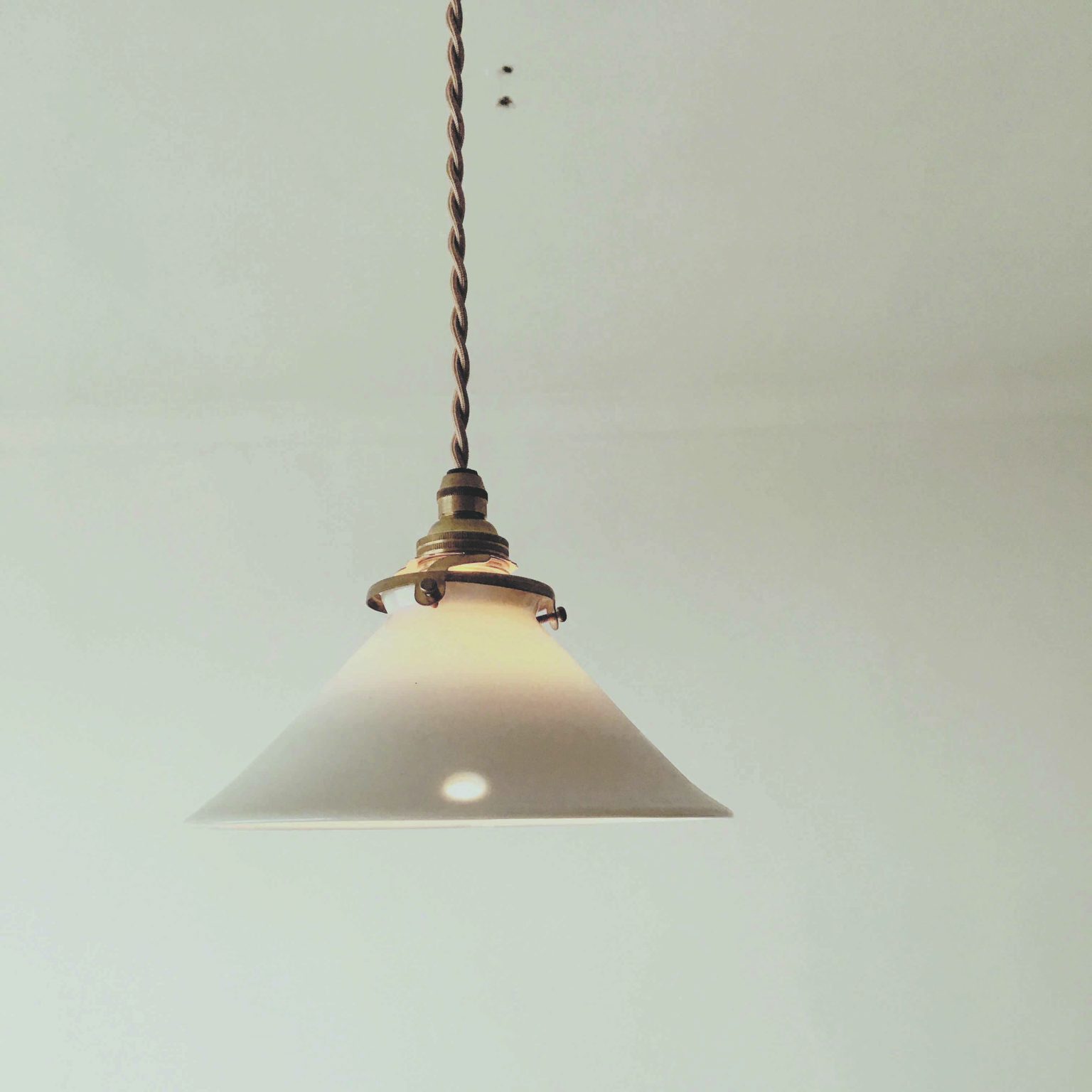 磁器製電笠と自在照明用金具 shade and adj. hook – guillemets+saruyama