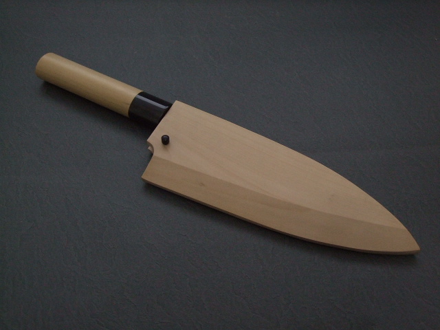 日本の名工 重房作 （飯塚解房） 鍛地 出刃包丁 水牛桂朴柄 天然朴木鞘