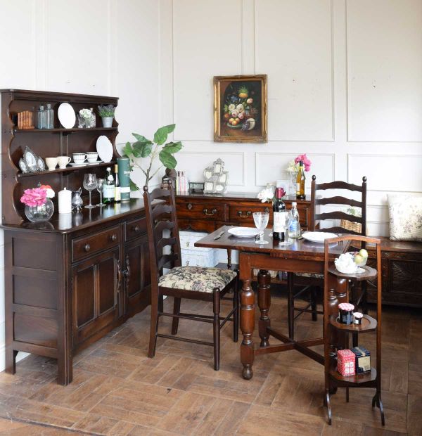 アンティークのケーキスタンド、英国の小さくて折り畳みができるスリー