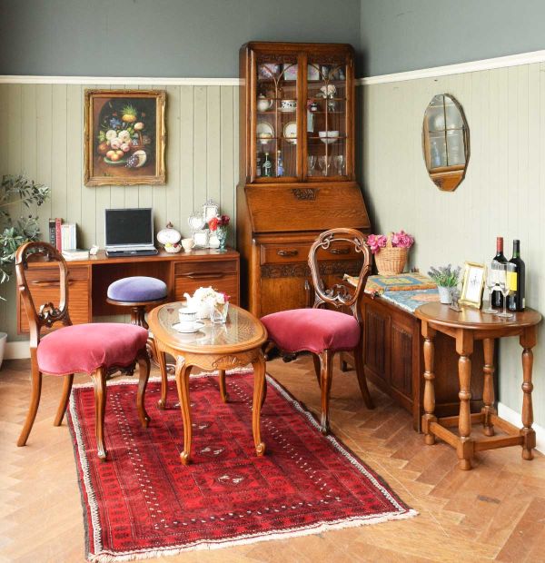 イギリスで見つけたアンティークのおしゃれな鏡、縁取りが輝く壁付け