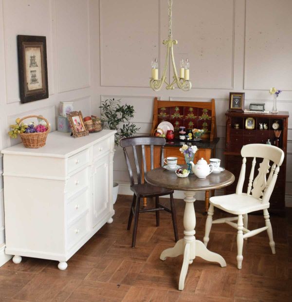 フランスアンティーク調の可愛い家具、シャビーシックなティーテーブル