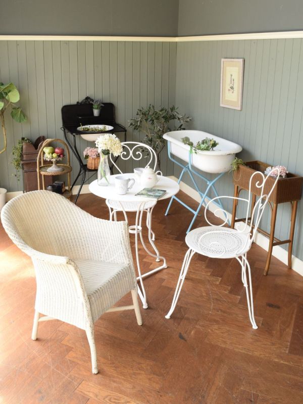 フレンチアンティークのお庭を楽しむ椅子、アーム付きの白いガーデン