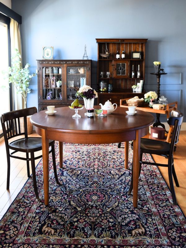 英国から届いたおしゃれなアンティークの花台、ツイスト足が美しい