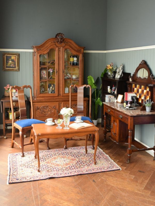 フランスから届いたアンティークの食器棚、本棚にもピッタリのガラス